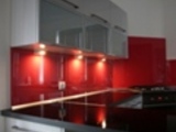 Czym pokryć ściany w łazience lub kuchni? Szklane panele i kafelki. 